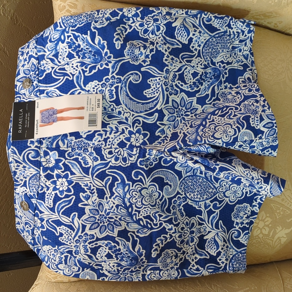New with tags! Rafaella size 4 Blue and White Floral Comfort Shorts